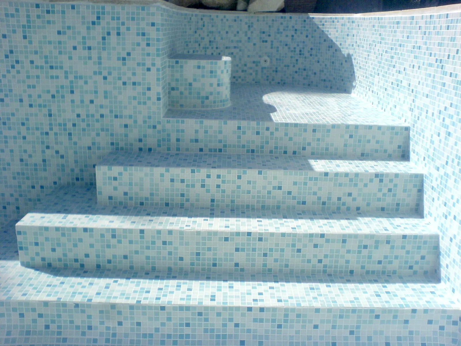 Escalier en mosaïque réalisé par BMH Rénovation