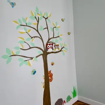 Décoration murale peinte avec arbre et animaux réalisée par BMH Rénovation