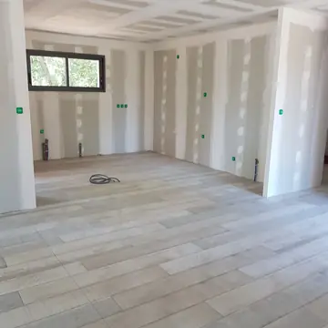 Pièce en cours de rénovation avec cloisons et plafond en plaques de plâtre réalisés par BMH Rénovation