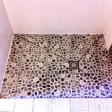 Salle de bain avec sol carrelé réalisée par BMH Rénovation