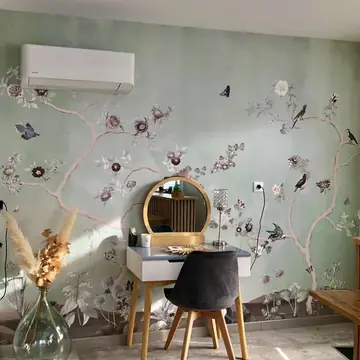 Mur vert avec motif floral décoratif réalisé par BMH Rénovation