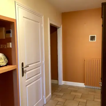 Couloir rénové avec sol carrelé réalisé par BMH Rénovation