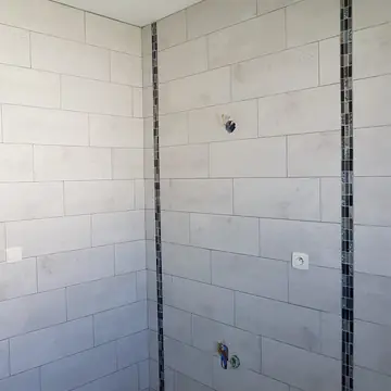 Douche avec murs carrelés réalisée par BMH Rénovation