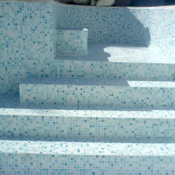 Escalier habillé de mosaïque bleue réalisé par BMH Rénovation