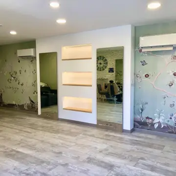 Pièce avec décoration peinte sur le mur réalisée par BMH Rénovation