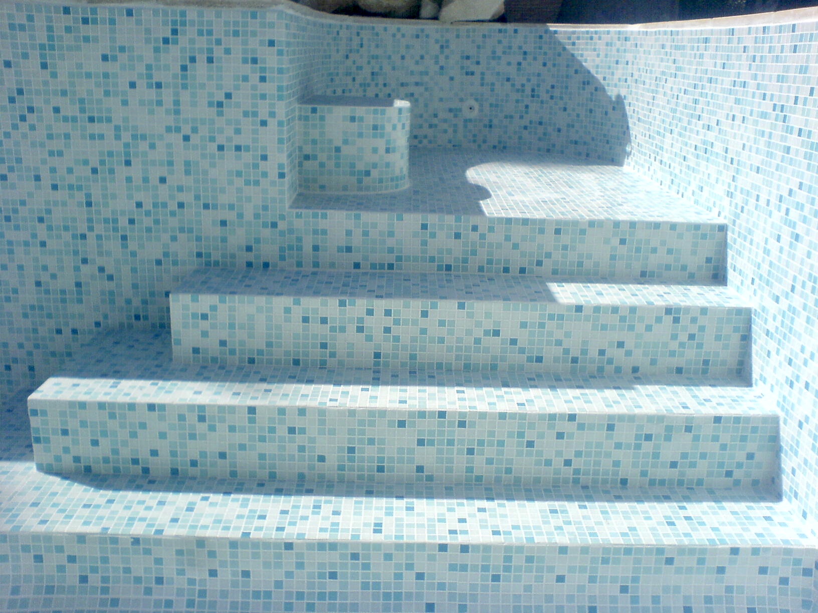 Photo d'un escalier en mosaïque bleue
