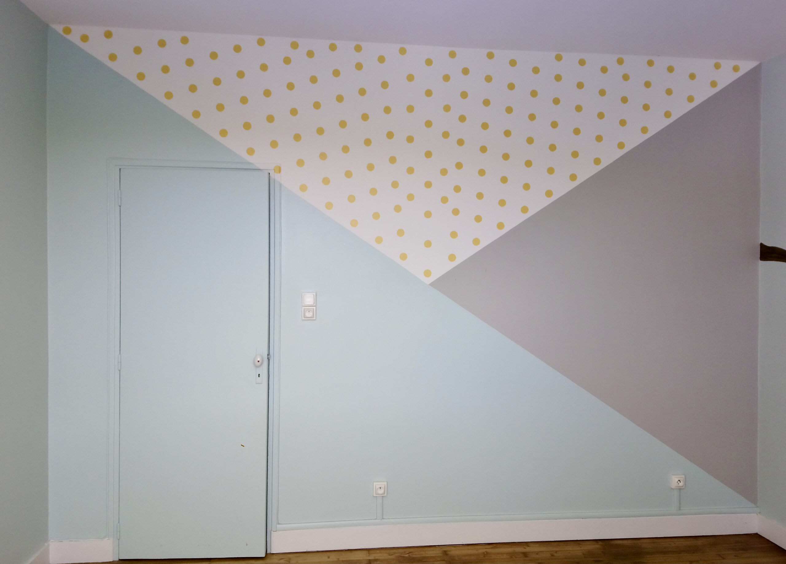 Exemple de peinture d'intérieur, composée de 3 triangles de couleurs et tailles différentes